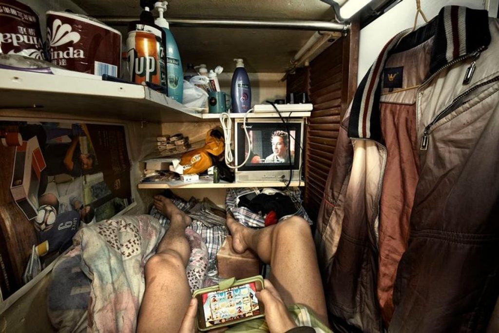 Así son las «casas ataúd» donde viven 200.000 personas en Hong Kong