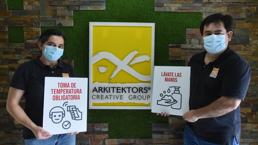 Melvin Soto y Carolina Castro de Arkitektors se reinventan para crear rótulos de señalización e informativos. Foto EDH/ Menly Cortez