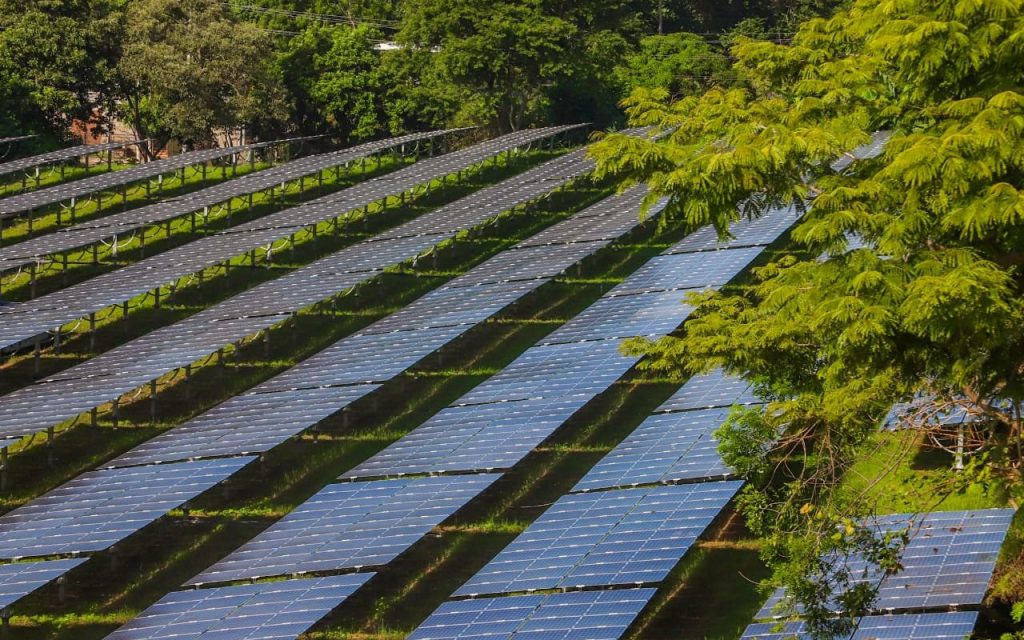 Gobierno inaugura en San Juan Opico la primera planta de paneles solares