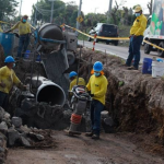 Construcción sostiene a la economía y la industria lleva cuatro trimestres en caída