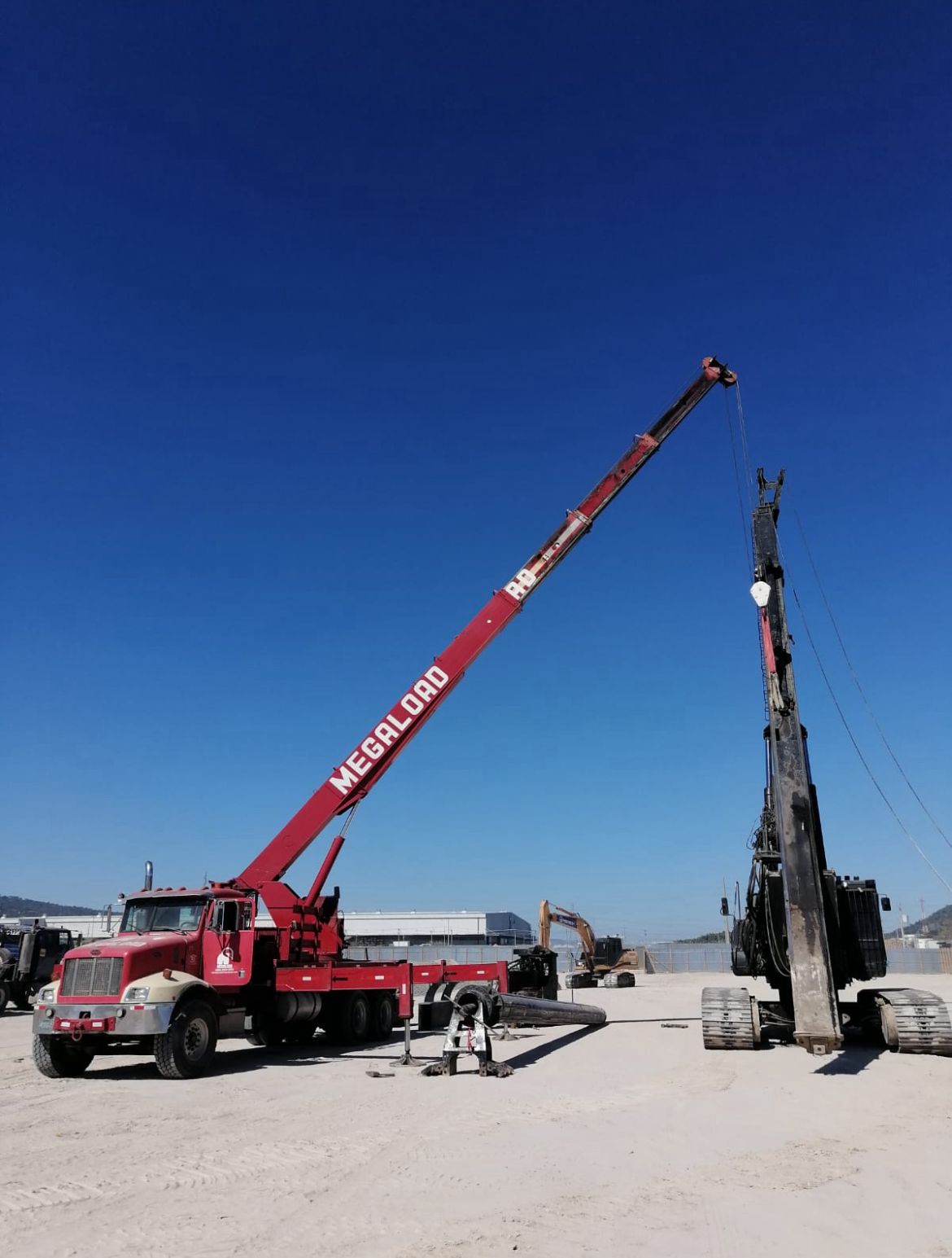 Grúa Titán 30 Tons de capacidad 30 Mts de Boom En MEGALOAD contamos con los equipos y personal capacitado para atender tus necesidades de carga y maniobras. Solicita tu cotización y experimenta un servicio de excelencia: info@grupomegaload.com 7015 - 6627 2530- 5293 www.grupomegaload.com